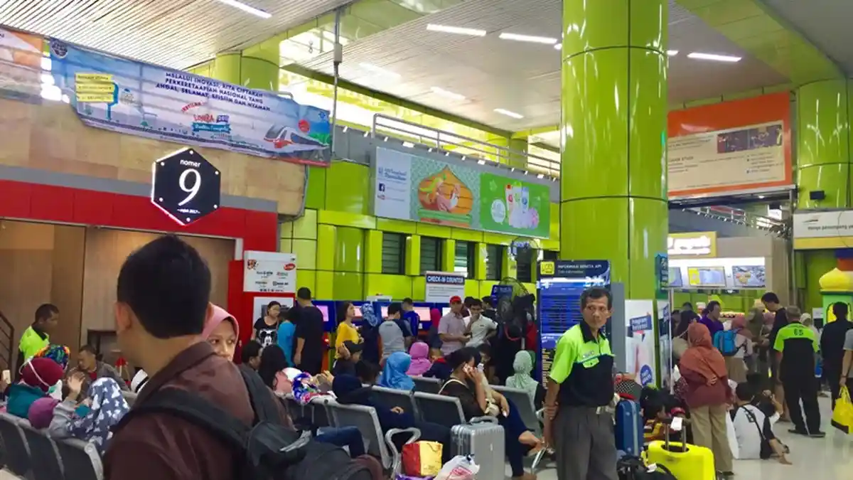 H-1 Lebaran, Stasiun Gambir Makin Padat, Berangkatkan Lebih Dari 16 Ribu Pemudik
