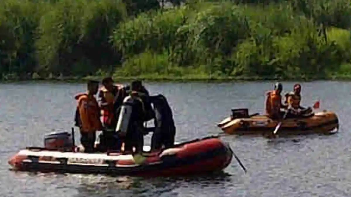 Warga Tegal Mengambang di Danau Situsari Cileungsi Sudah Ditemukan - tim-sar-di-danau-situsari_20151224_155221.jpg
