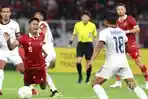 Pemain-Timnas-Indonesia-Marselino-Ferdinan-berebut-bola-dengan-pesepak-bola-Timnas-Kamboja.jpg
