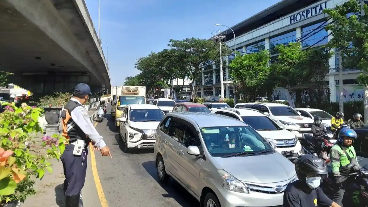Lamanya Durasi Lampu Merah Bundaran Kalibanteng Semarang Bikin Pengendara Lelah dan Kepanasan