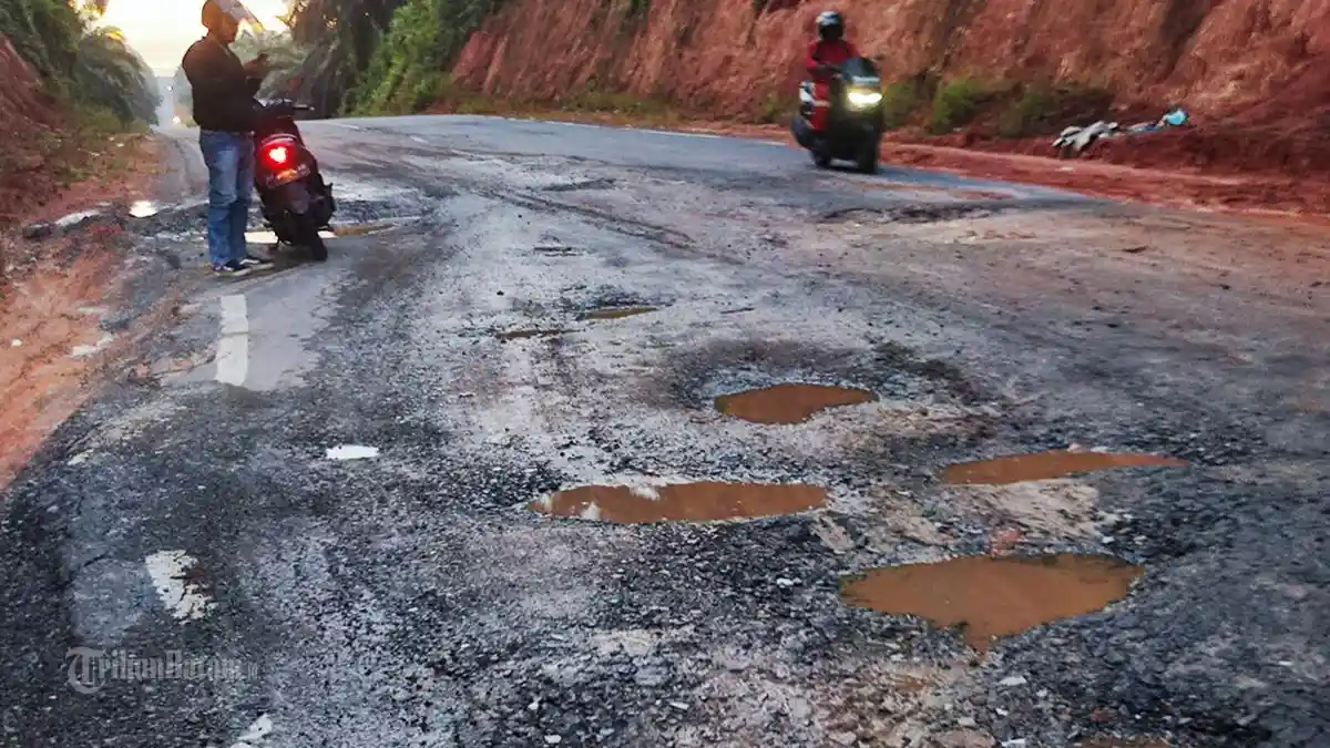 Sudah Banyak Korban Karena Jalan Rusak Lintas Timur Bintan, Warga Minta Pemkab Lakukan Perbaiki