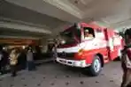 Mobil Petugas Pemadam Masih Berjaga jaga di Hotel Aryaduta