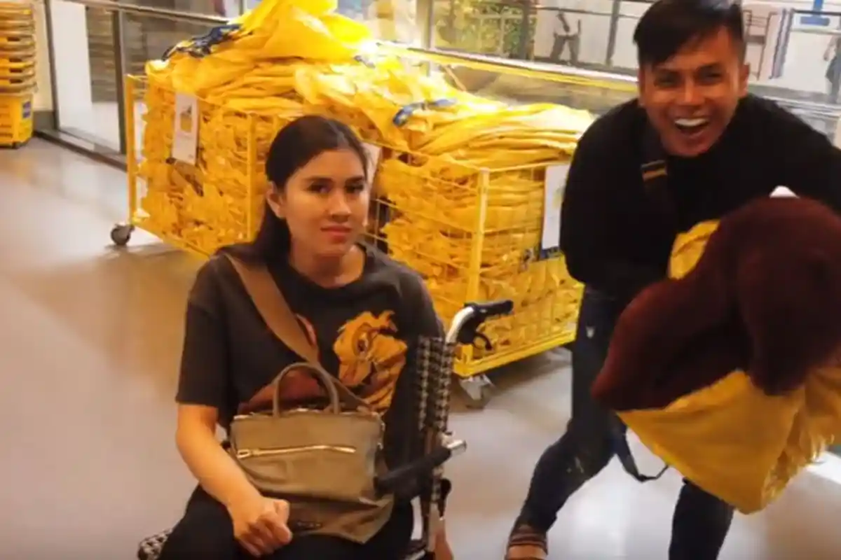 Ditinggal Sendirian saat Naik Kursi Roda di Mal, Syahnaz Semprot Asisten Raffi Ahmad: Ih Gila Ya!