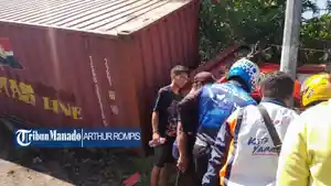 Kecelakaan-truk-kontainer-menabrak-pagar-rumah-warga-di-tepi-Jalan-Raya-Manado-Bitung.jpg