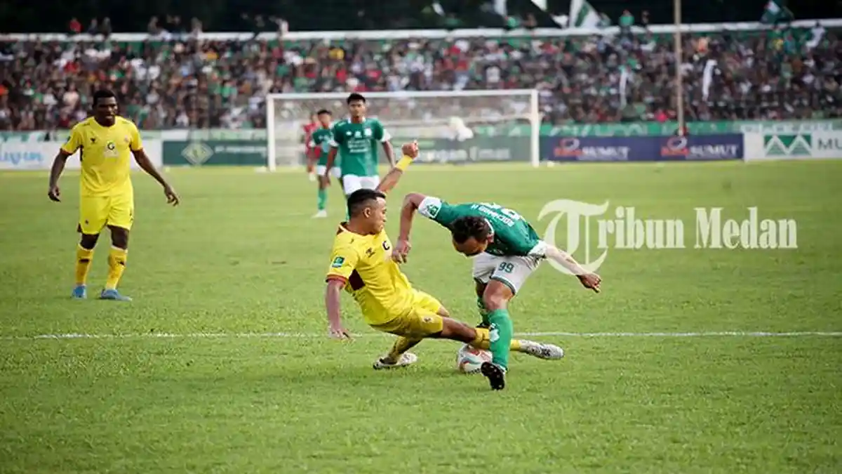 Berita Foto: Rifqi Robek Gawang Mantan, PSMS Medan VS Sriwijaya FC Imbang 2-2 - 23102023_BEREBUT-BOLA_ABDAN-SYAKURO-1.jpg