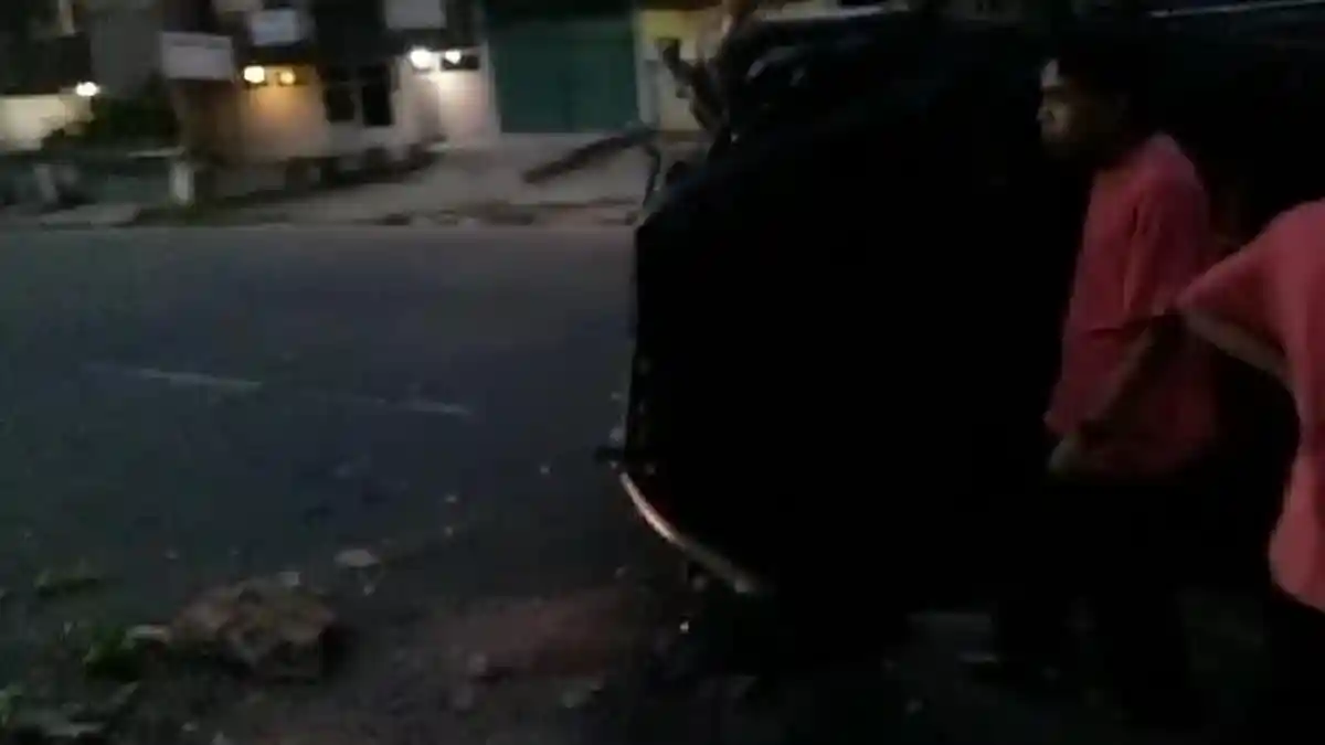 VIRAL Mobil Hantam Pembatas Jalan di Jalan Veteran Palembang, Hindari Pengendara Motor Pecah Ban