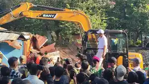 Gubernur-Jawa-Barat-Dedi-Mulyadi-berdiri-di-escavator-bongkar-lapak-PKL-Sukajadi.jpg