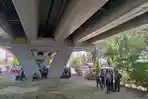 Polisi-berjaga-dibawah-Flyover-Kota-Makassar-menunggu-aksi-231.jpg