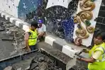 Tim Sapu Lubang Lakukan Perbaikan Jalan di Sekitar Flyover Manahan Solo
