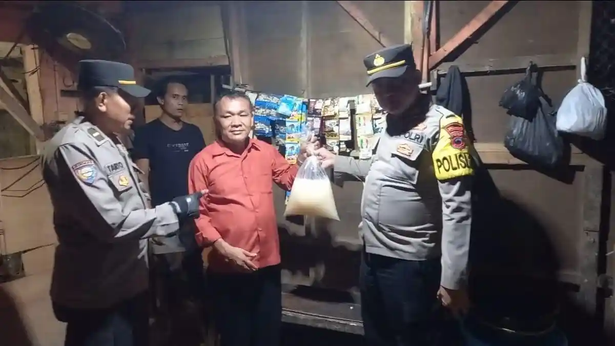 Puluhan Liter Ciu dan Tuak di Ajibarang Banyumas Disita Polisi