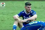 Bek-Persib-Bandung-tertunduk-lesu-usai-timnya-kalah-dari-PSM-Makassar.jpg
