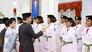 Presiden-Jokowi-saat-memberikan-selamat-kepada-Anggota-Paskibraka-tahun-2023.jpg