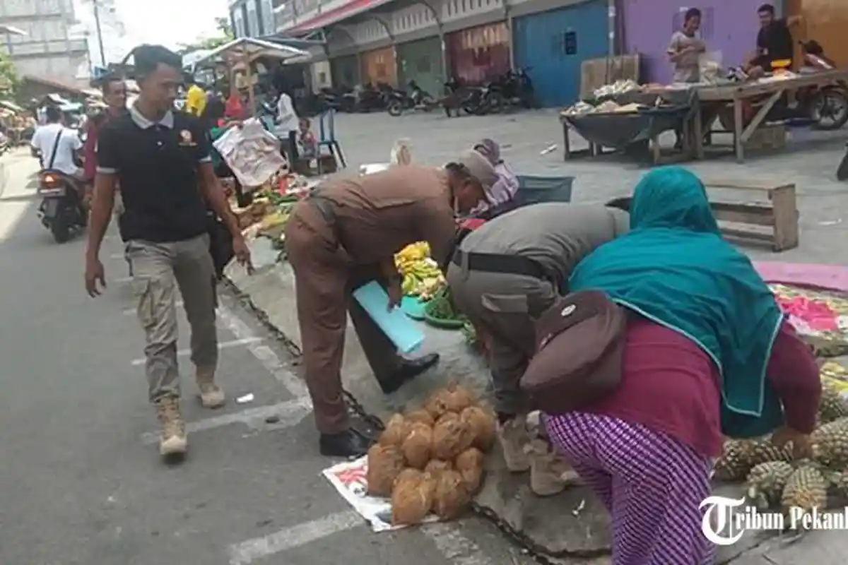 Sebabkan Kemacetan, Sejumlah PKL di Selatpanjang yang Berjualan di Bahu Jalan Ditertibkan Satpol PP