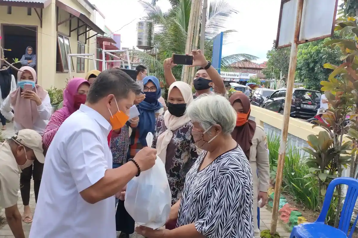 Oma Berta Senang Dapat Sembako, Mau Langsung Dimasak