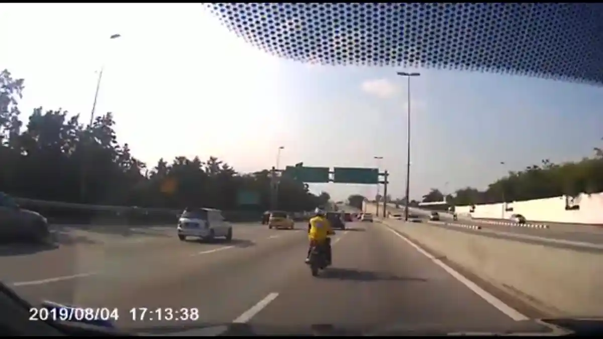 Detik-detik Kecelakaan Dua Mobil dengan 4 Sepeda Motor: Korban Masih Saudara Kandung