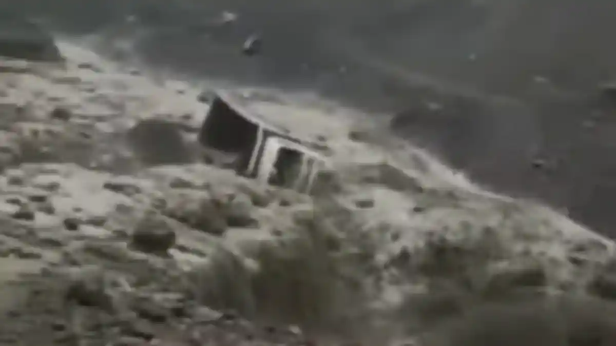Video Viral Truk Terseret Air Banjir, Sopir Ikut Terjebak di Dalamnya