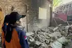 Petugas-BPBD-Batang-saat-meninjau-sejumlah-rumah-rusak-terdampak-gempa.jpg