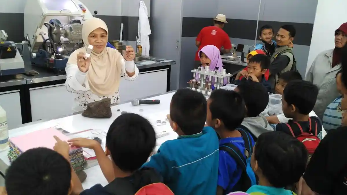 REALTIME NEWS: BPPTKG Ajak Siswa Bedah dan Lihat Langsung Isi Batu