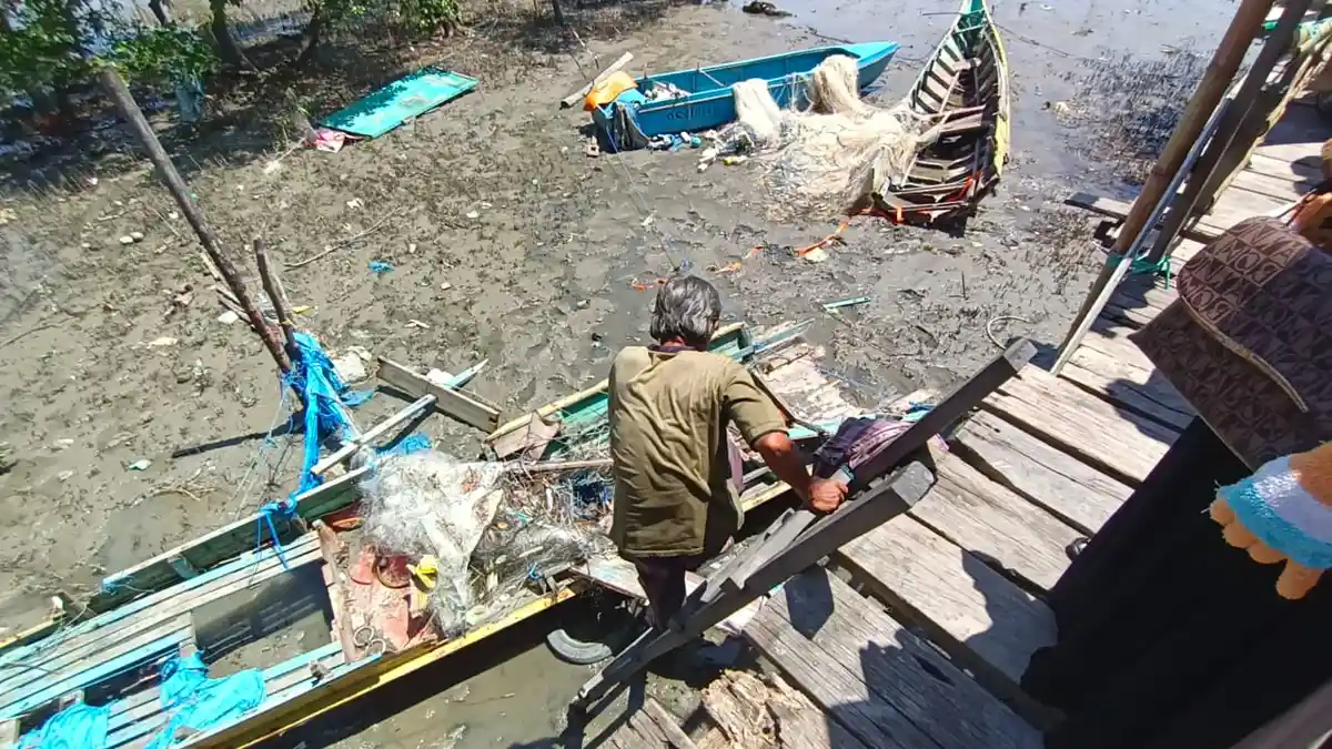 Dihembus Angin Kencang, Satu Perahu Nelayan di Lingkas Ujung Tarakan Terbelah Dua