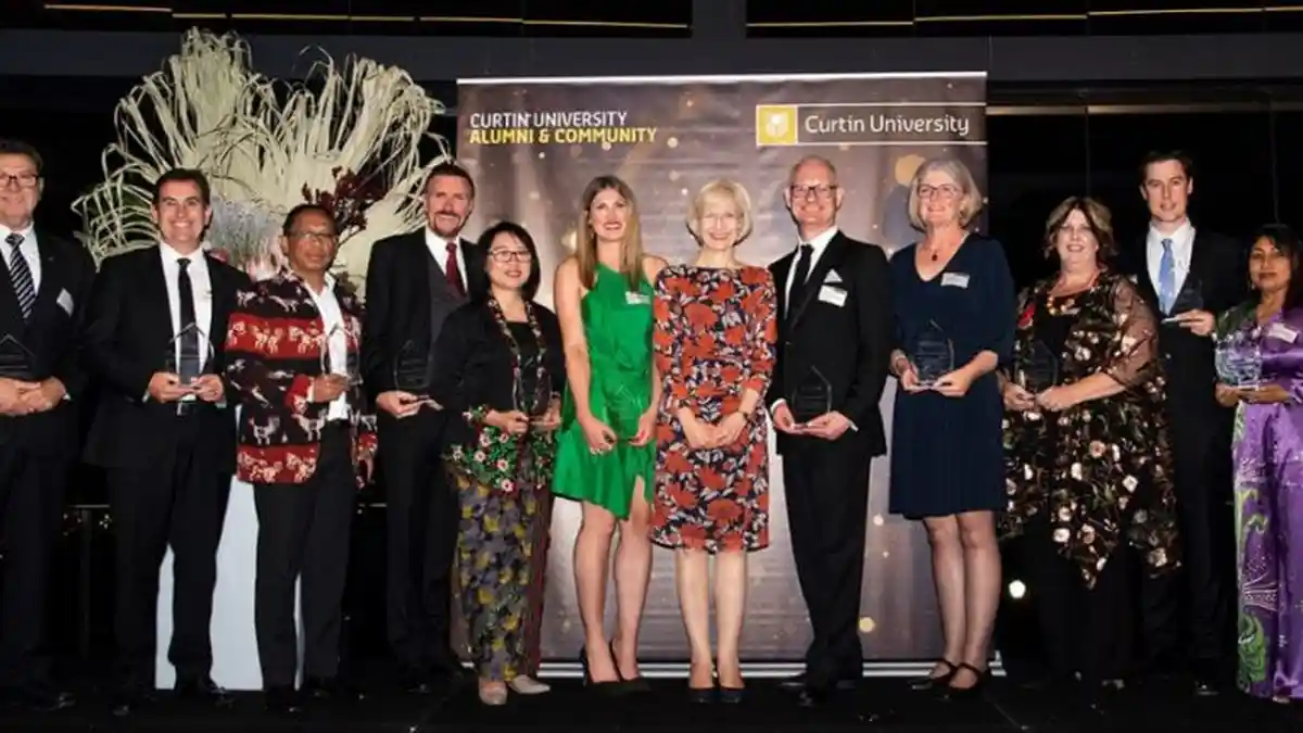 Rektor Undana Terima Penghargaan dari Curtin University Sebagai Alumni Terbaik Bidang Science