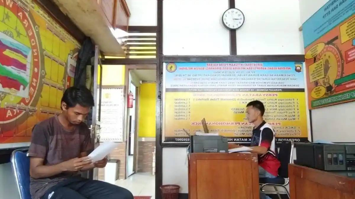 Pelayanan Prima Kepolisian, Bripka Hendri Layani Pemohon SKCK dengan Cepat dan Ramah