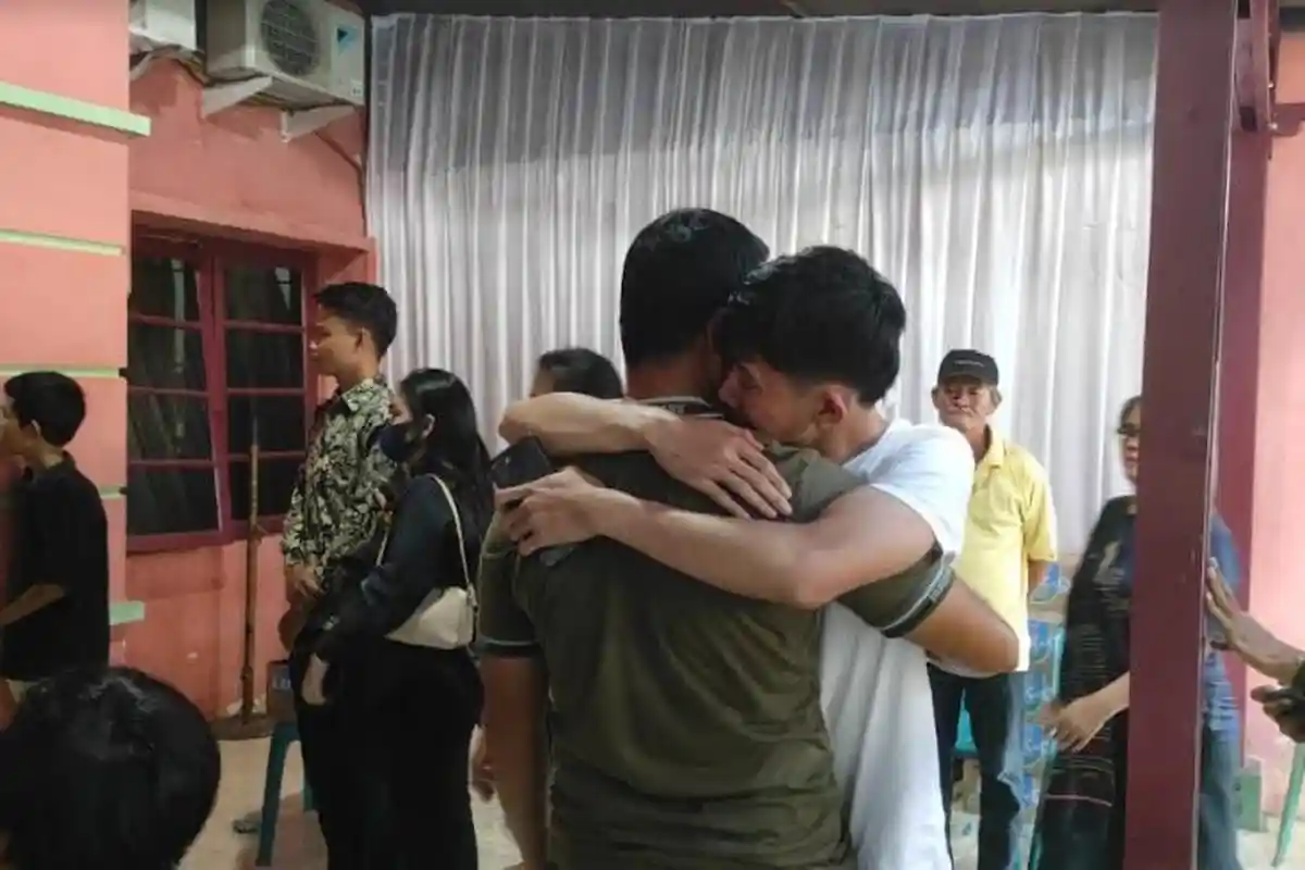 Tangis Putra Aiptu Marnaek Sianturi Pecah Lihat Jenazah Ayahnya, Peluk Erat Sang Paman