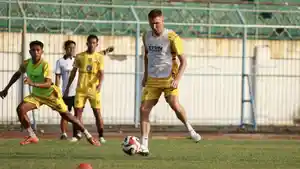 Pemain-Madura-United-menjalani-sesi-latihan-tim-di-Stadion-Gelora-Bangkalan-Sabtu-11102025.jpg