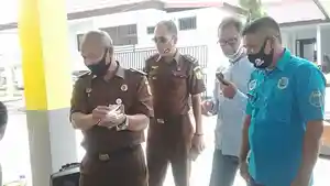 plt-kejari-bone-slamet-jaka-mulyana-sebelum-memusnahkan-barang-bukti-narkotika.jpg