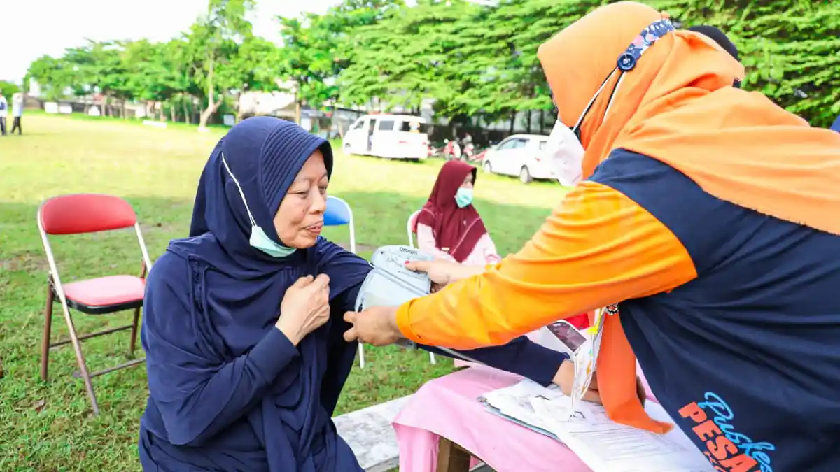 107 Calon Jamaah Haji Kota Kediri Ikuti Tes Kebugaran dan  Check Up Kesehatan di Lapangan Gajahmada