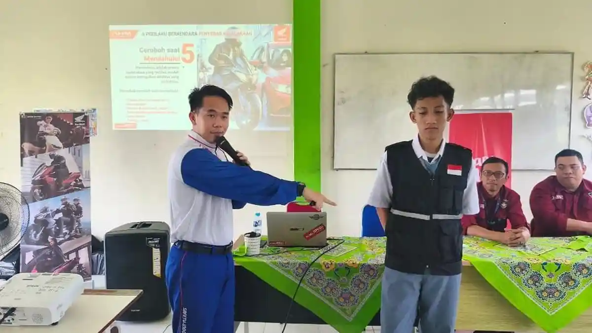 Peduli Keselamatan Berkendara, Asmo Kalbar Berikan Edukasi pada Pelajar SMAN 12 Pontianak