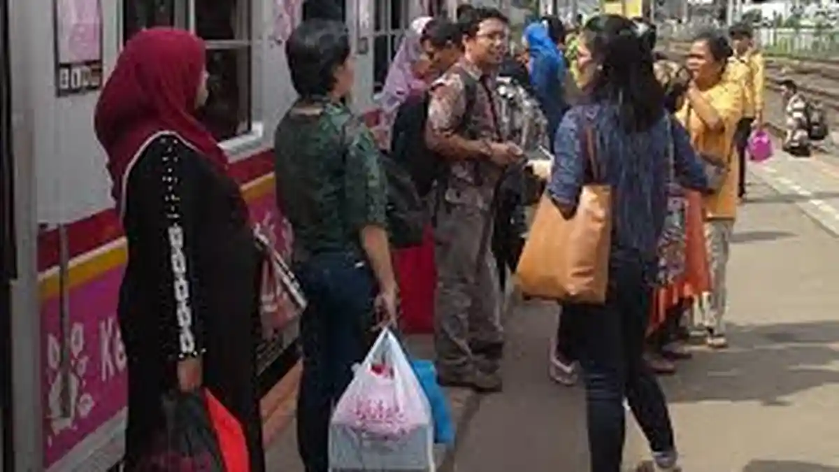 Listrik Mati Mulai Stasiun Cisauk, KRL Antre Sejam di Sudimara