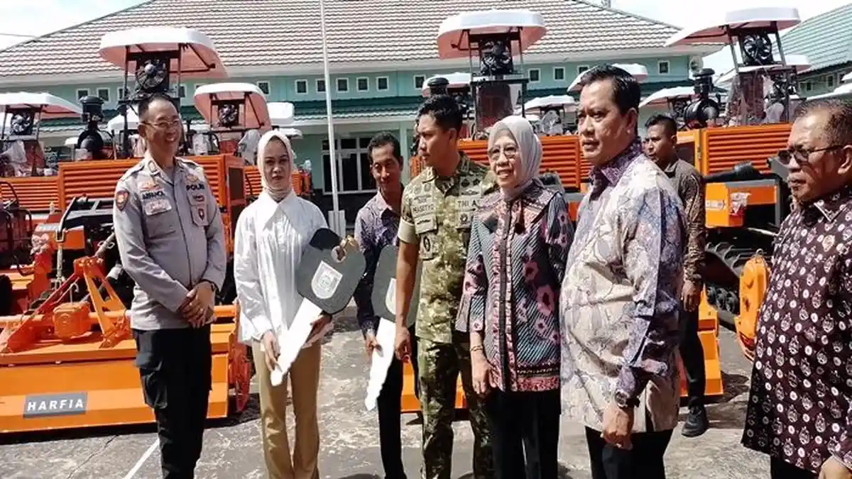 Bupati Askolani Serahkan Alsintan Kepada Brigade Pangan Banyuasin 