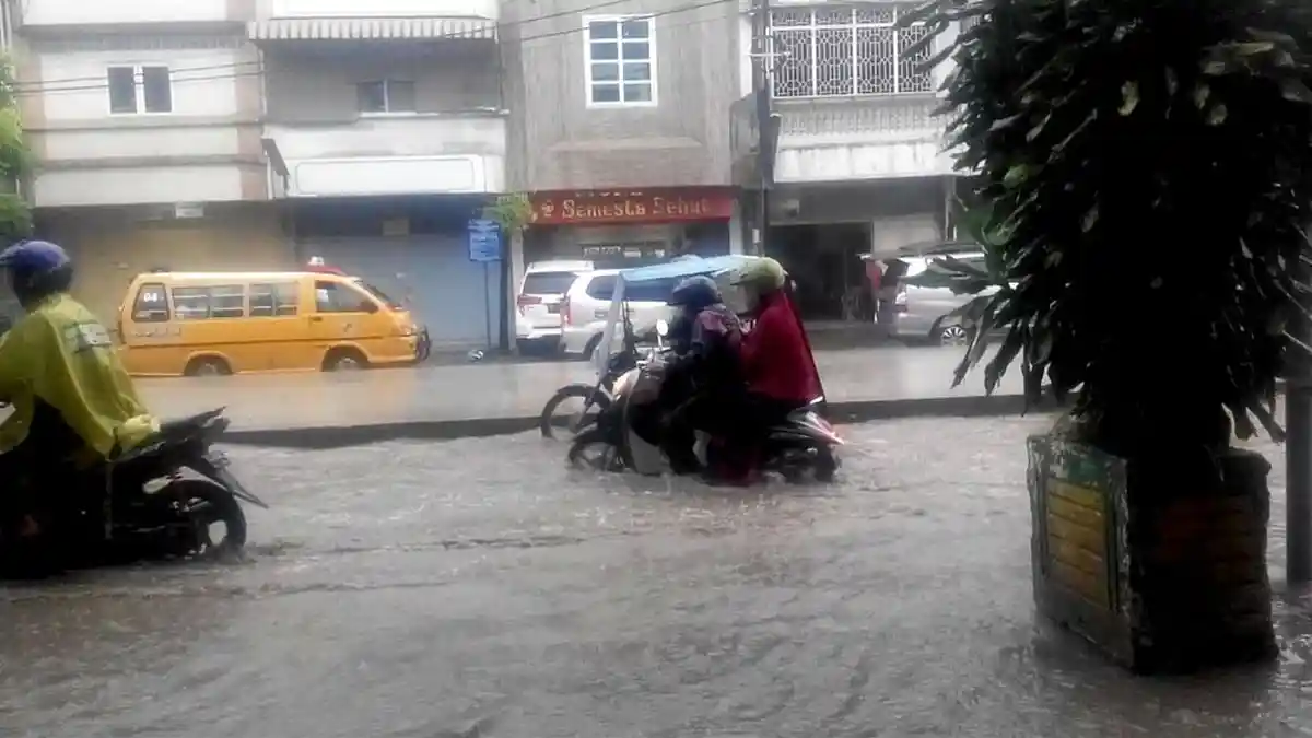 Hujan Deras, Hati-hati Melintas di Jalan Sutomo Ujung, Badan Jalan Seperti Aliran Sungai