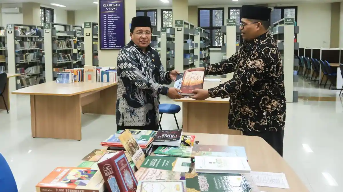 Guru Besar UIN Ar-Raniry Waqafkan 100 Judul Buku untuk Perpustakaan