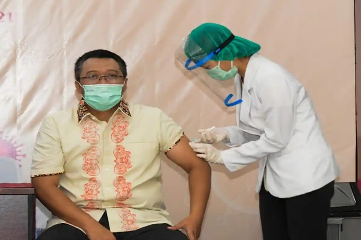 Reaksi setelah Suntik Vaksin Covid-19: Gubernur NTB & Wakil Senyum hingga Danrem Sebut Jarum Kecil