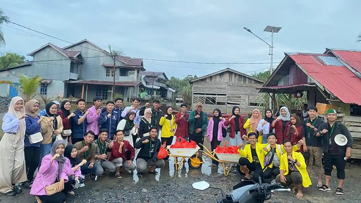 Mahasiswa Sambas Salurkan 120 Paket Sembako ke Bukit Segoler 