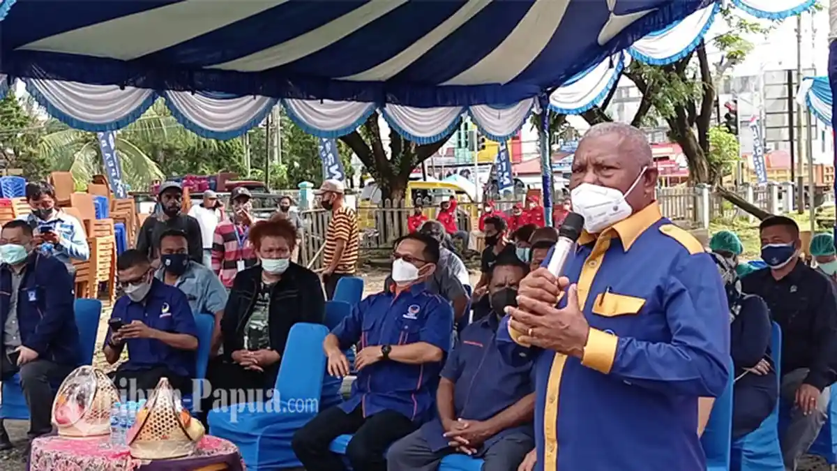 Diancam Satpol PP Sorong Bubarkan Vaksinasi, Dominggus Mandacan: Kami Tak Diterima