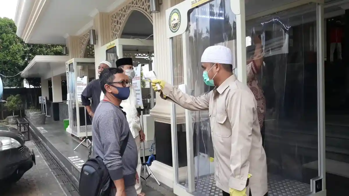 Masjid Baitur Ridwan Bogor Tetap Lakukan Cek Suhu sebelum Jamaah Masuk ...
