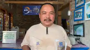 Usman-menunjukkan-reward-dari-Bank-BRI.jpg