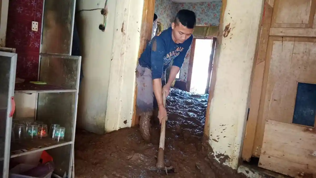 Imbas Banjir Bandang, Warga Sawahdadap Harus Bersihkan Lumpur 80 Centimeter Dalam Rumah