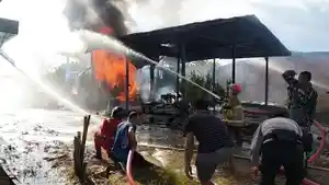 Kebakaran-melalap-rumah-warga-di-Jalan-Trans-Kaltara.jpg