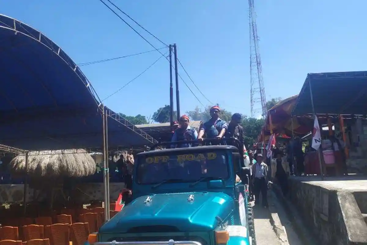 Raymundus Bena -Berny Dhey Diarak Pendukung dengan  Mobil Terbuka Menuju KPU Ngada 