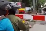 Sejumlah Pengendara Motor Melawan Arus Dipelintasan Kereta Api