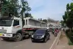 mobil-trailer-yang-terparkir-di-jalan-kol-h-burlianmobil-trai_20161103_093647.jpg