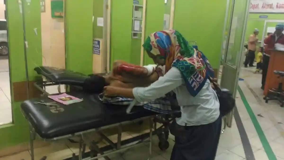 Sopir Ini Reflek Peluk Anaknya Saat Bus Terbalik di Jalan Pangeran Emir M Noer