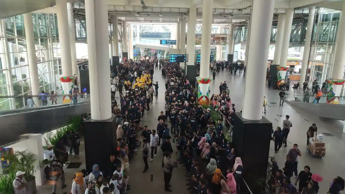 Sambut Anies Baswedan, Ribuan Pendukung Padati Bandara Kualanamu, Ada Rombongan dari Simalungun