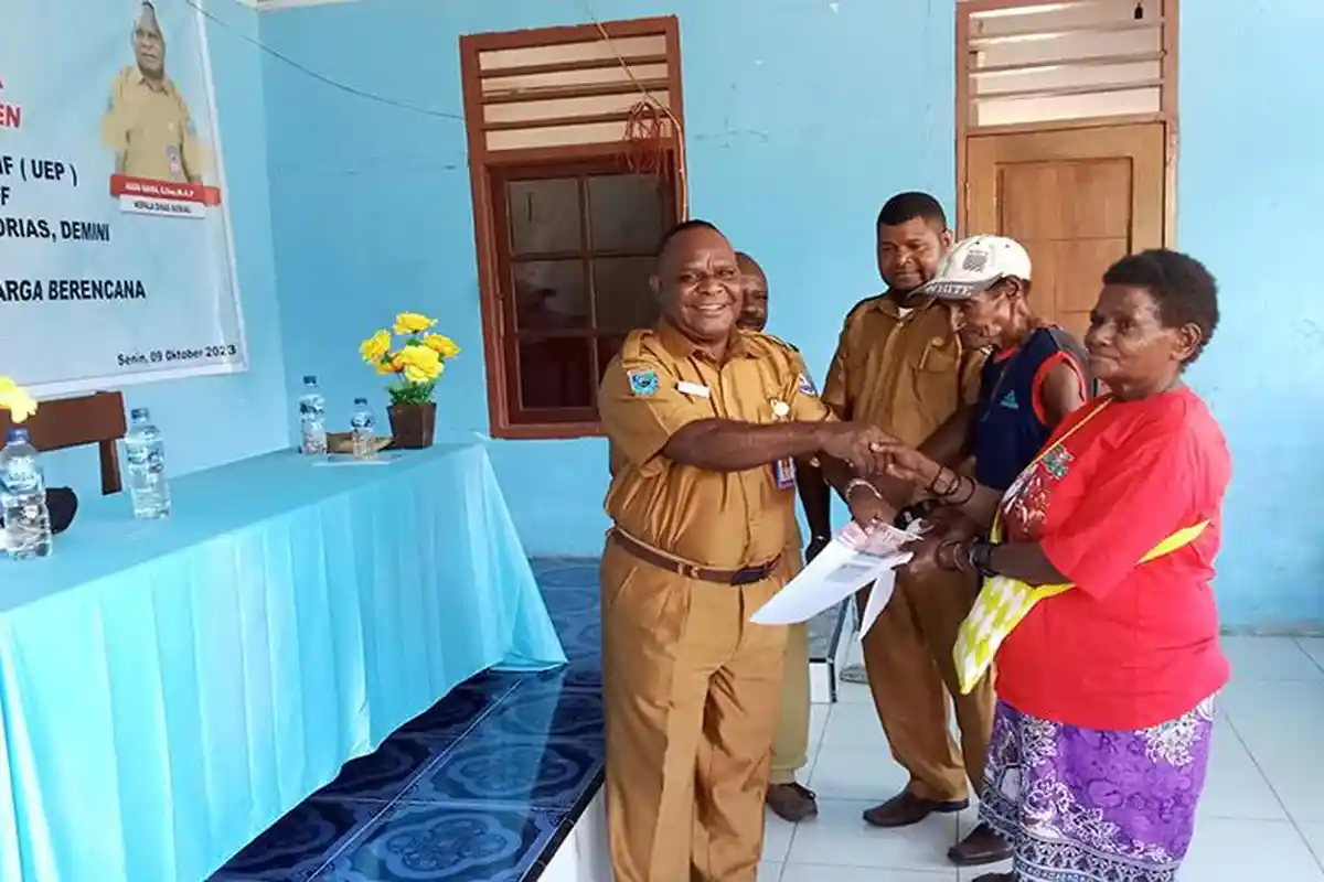 Dinsos Manokwari Selatan Salurkan Bansos untuk 64 Keluarga, Agus Saiba: Manfaatkan untuk Usaha