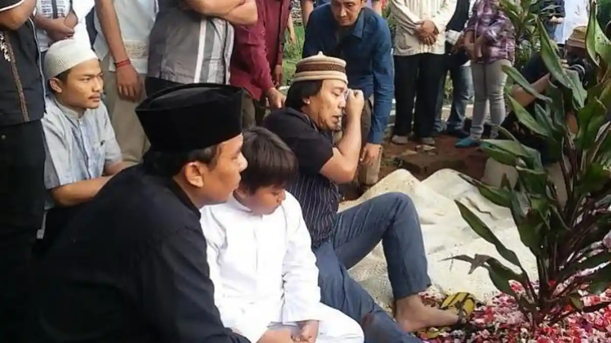 Dewi Tampak Peluk Erat Selimut Kesayangan Putri Komeng