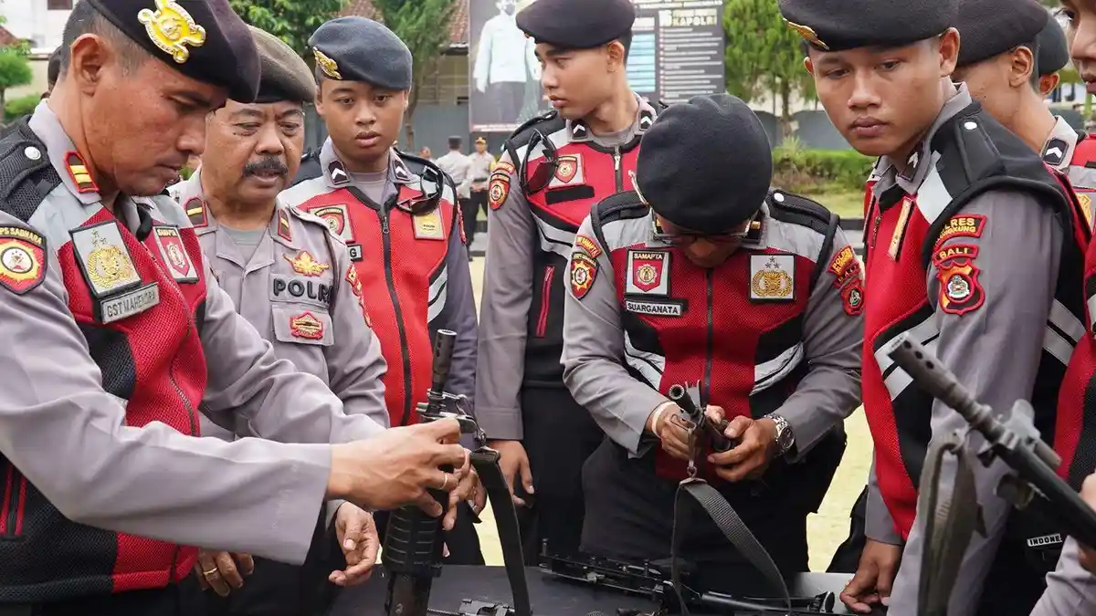 Personel Polres Klungkung Dilatih Bongkar Pasang Senjata Api