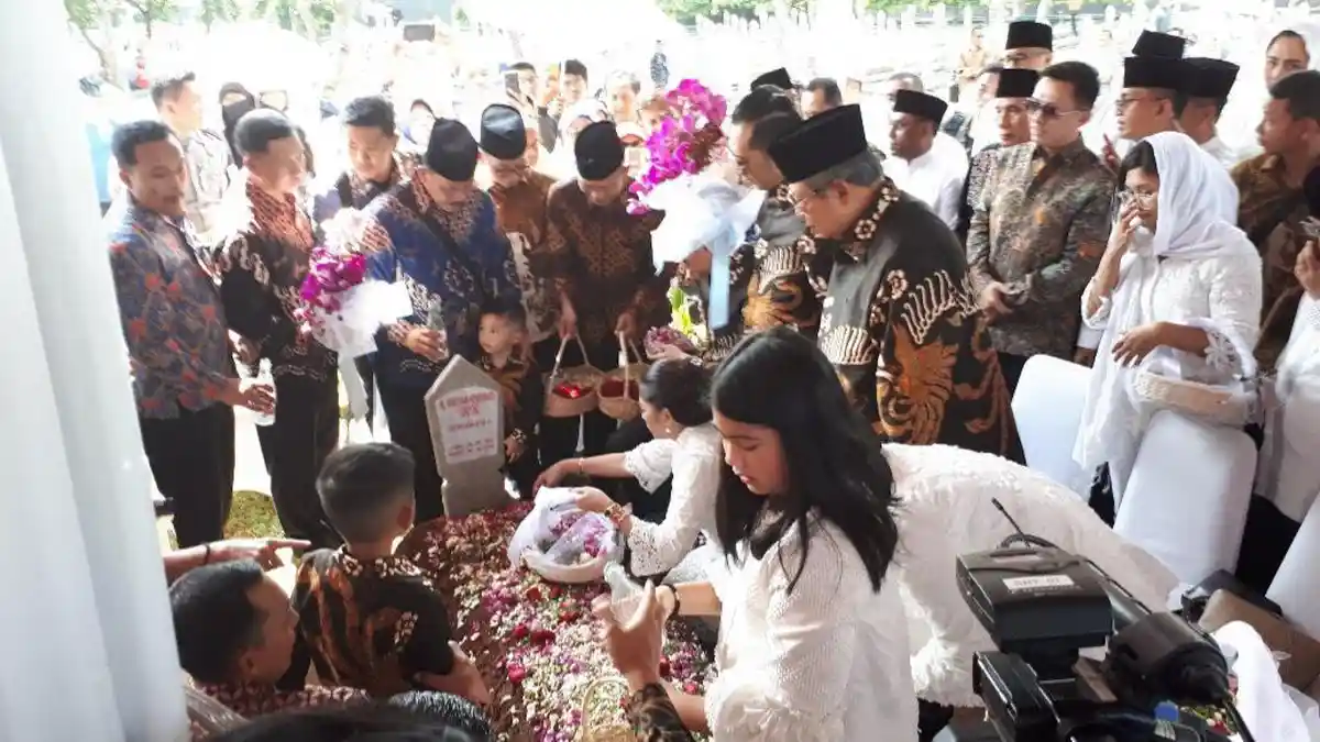 Ziarah ke Makam Ani Yudhoyono, SBY Tabur Bunga Mawar Merah dan Melati Putih